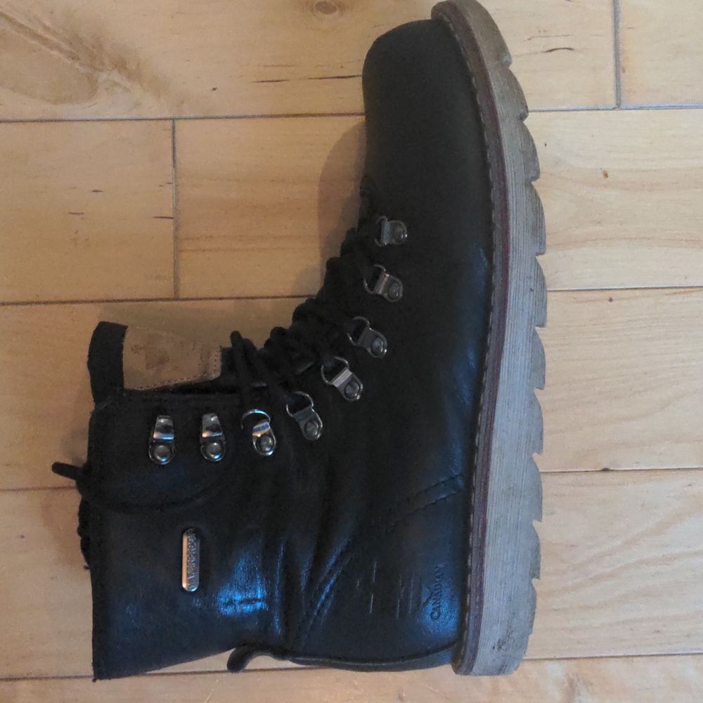 Royal Canadian winter boots. Size 8.